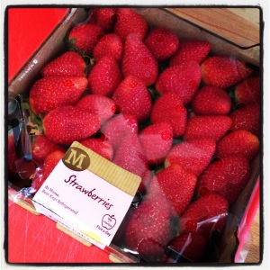a box of strawberries from Morrisons for just £3 #morrisonsmum